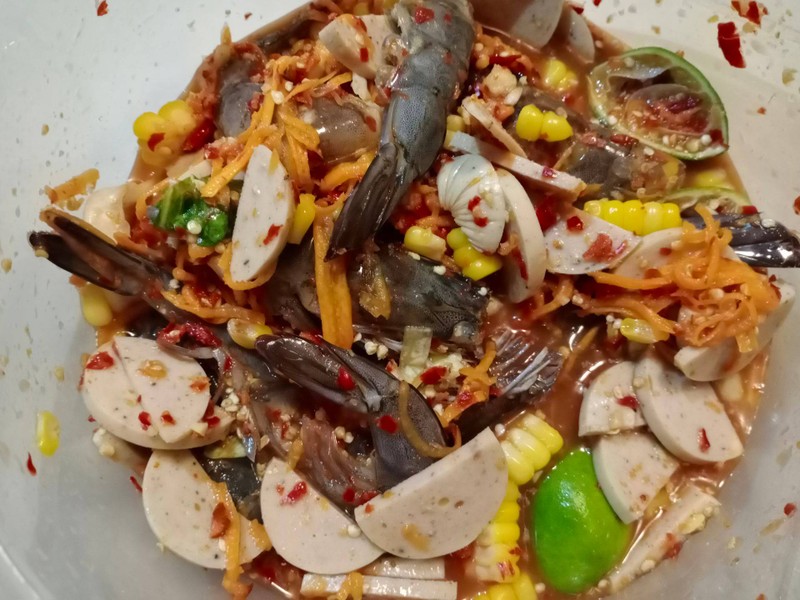 กุ้งสดไซร้จัมโบ้กับหมูยอเกรดดี ผสมกับน้ำยำรสแซ่บ ใช้มะนาวสด