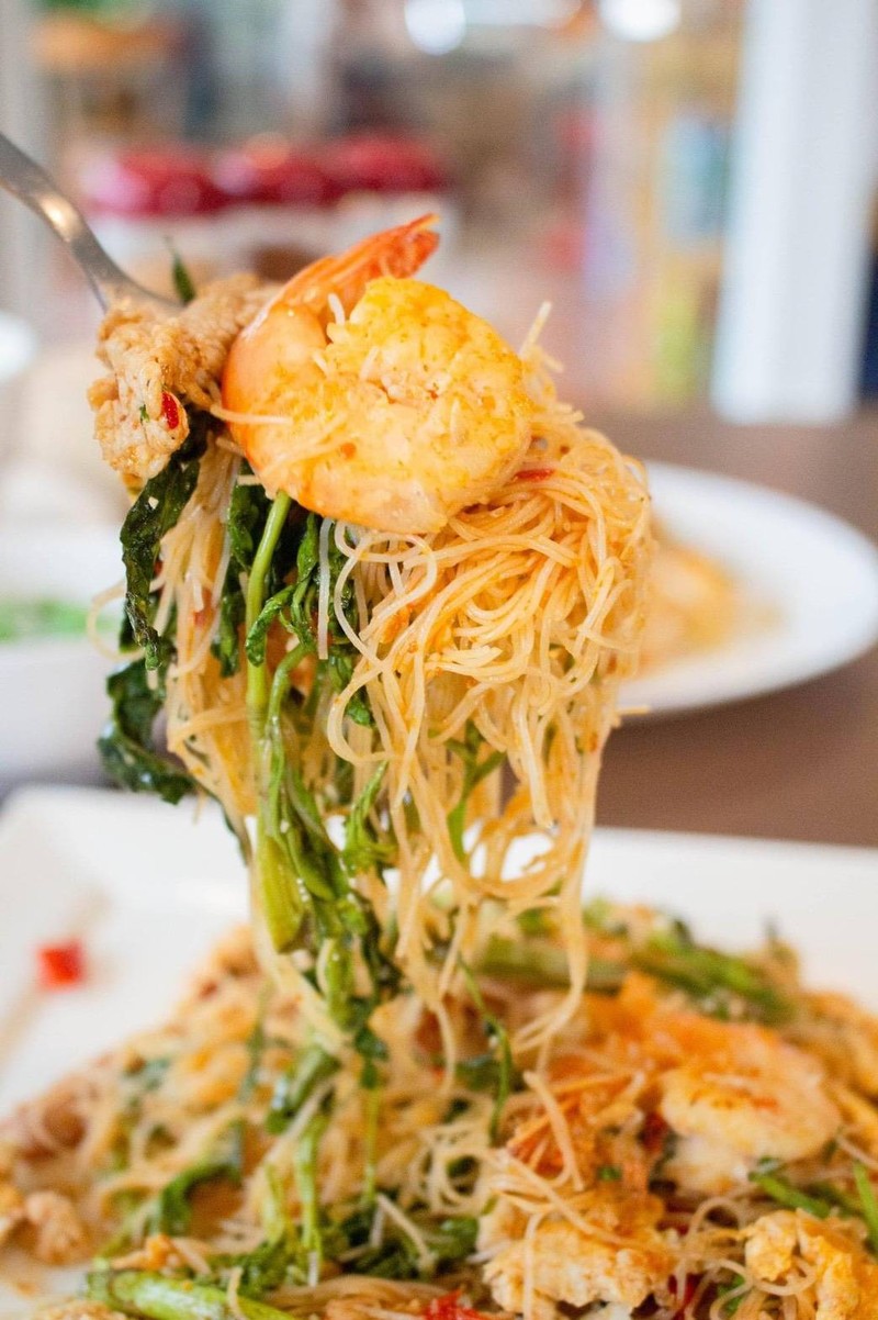 เส้นหมี่ผัดกระเฉด