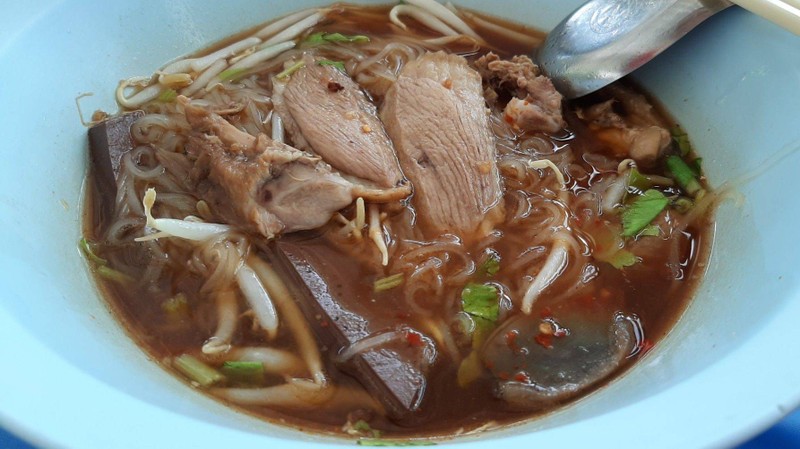 น้ำซุปหอม ไม่ดำปี๋ ไม่ฉุนเครื่องยาจีน อร่อยครับ