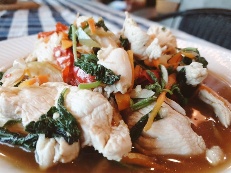 อกไก่ไร้หนัง ผัดกะเพรา ไม่ใช้น้ำมัน 