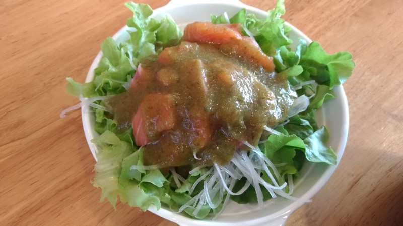 น้ำราดเหมือนน้ำจิ้มซีฟู้ด เผ็ดมากค่ะ แต่อร่อย