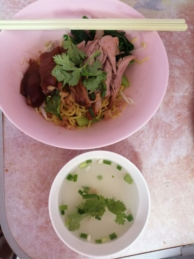 บะหมี่​ขา​หมู​