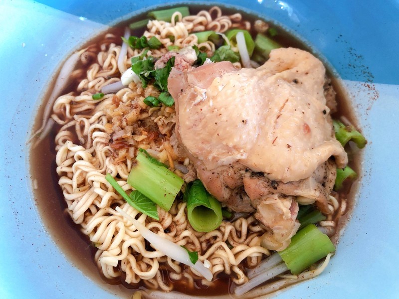 มาม่าไก่ตุ๋นน้ำตก