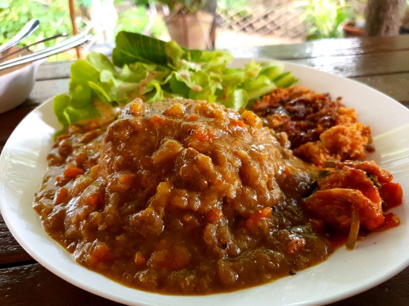 แกงกะหรี่เข้มข้นรสดี อร่อย จานใหญ่
