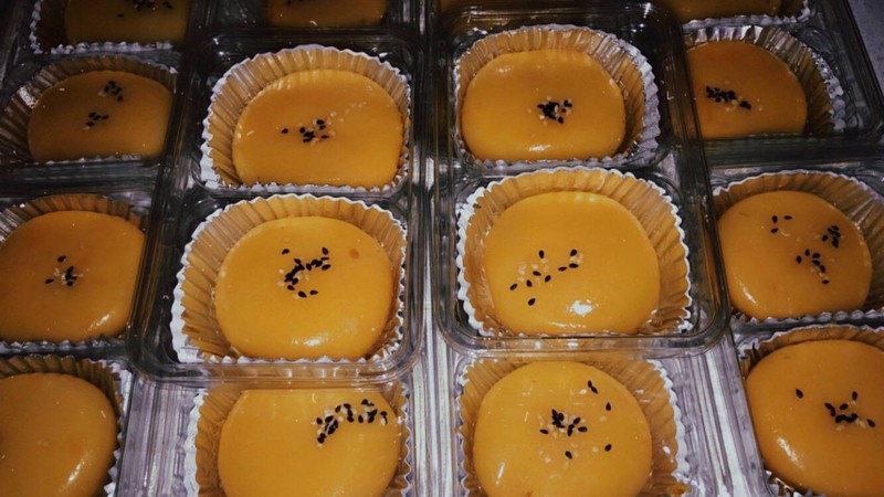 เปี๊ยะลาวาไข่เค็ม ลูกใหญ่ไส้แน่น แป้งนุ่มหนึบ ไม่ร่วน ไส้ไข่เค็มรสชาติอร่อยลงตัว