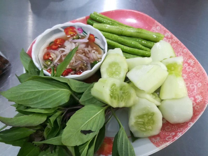 มีผักสดให้ด้วยนะ