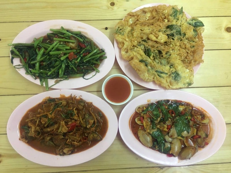 ผัดผักบุ้งไฟแดง ไข่เจียวราชวัตร หมูผัดพริกแกง ผัดหอยลายพริกเผา