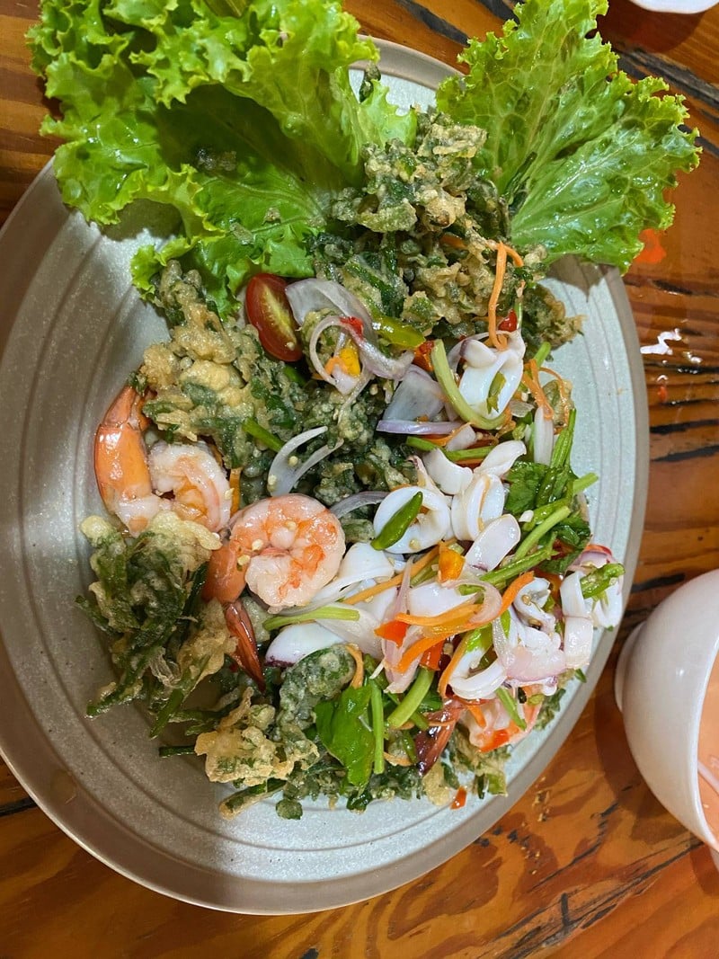 ยำผักกูดทอดกรอบ(ผสมน้ำราดเรียบร้อย)