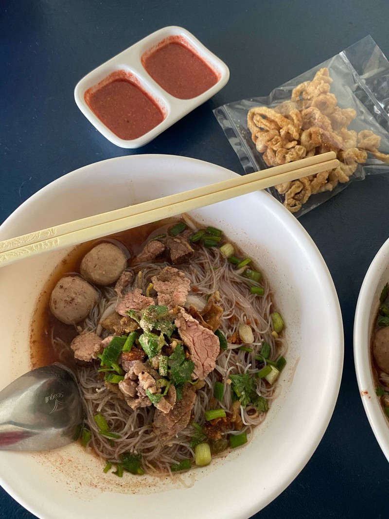 เส้นหมี่เนื้อสด ลูกชิ้น น้ำตก