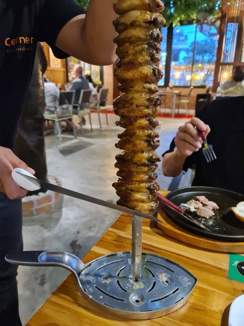 ปีกไก่หมักเครื่องเทศ เสียบดาบย่าง เชฟนำมาเสิร์ฟที่โต๊ะ