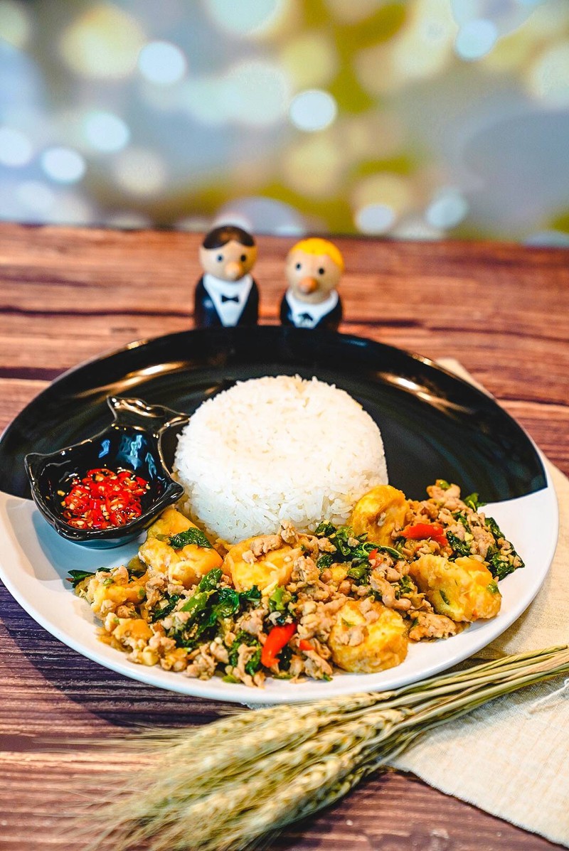 เปลี่ยนเมนูเบสิคอย่างกะเพราให้น่าลิ้มลอง ด้วยเต้าหู้ไข่และหมูสับ