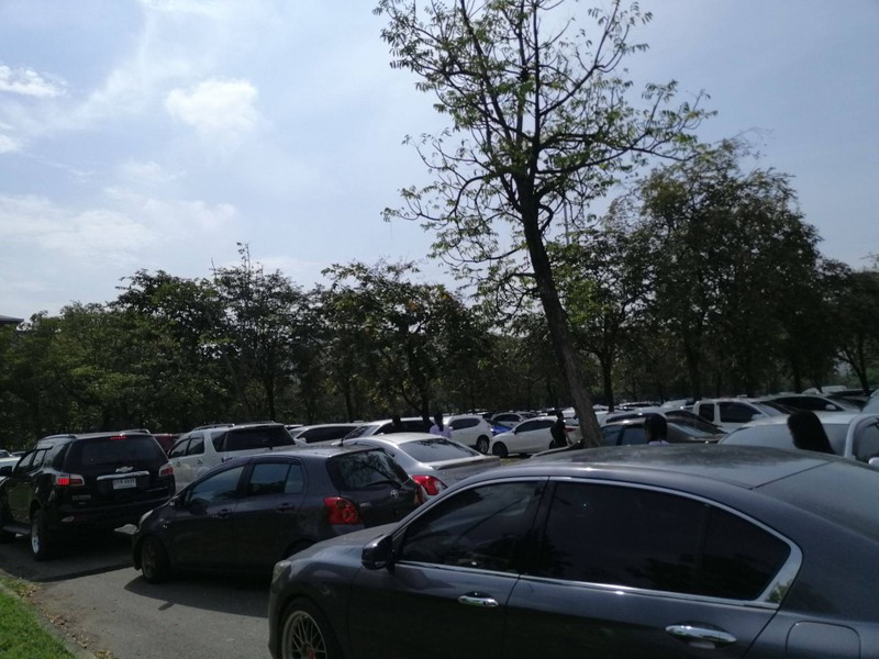 ลานจอดรถตอนสอบเสร็จ​ รถติด​ยาว​