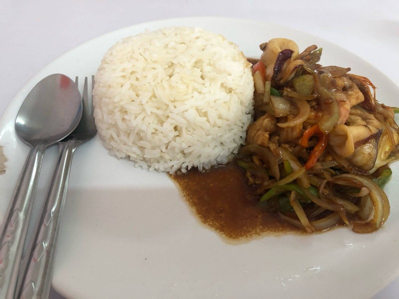 ข้าวผัดพริกรวมราดข้าว