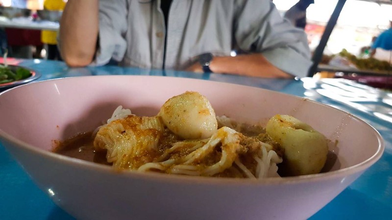 

ร้านเจ๊เกิดขนมจีน รสชาติกลมกล่อม จานละ 25 บาทลูกชิ้นบึ้มๆ น้ำยาข้นเนื้อปลา 