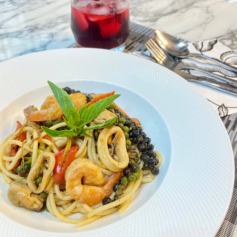 สปาเกตตี้ผัดฉ่าทะเล หอมสมุนไพร เผ็ดร้อนกำลังดี รสชาติจัดจ้านลงตัวไปกับเนื้อกุ้ง 