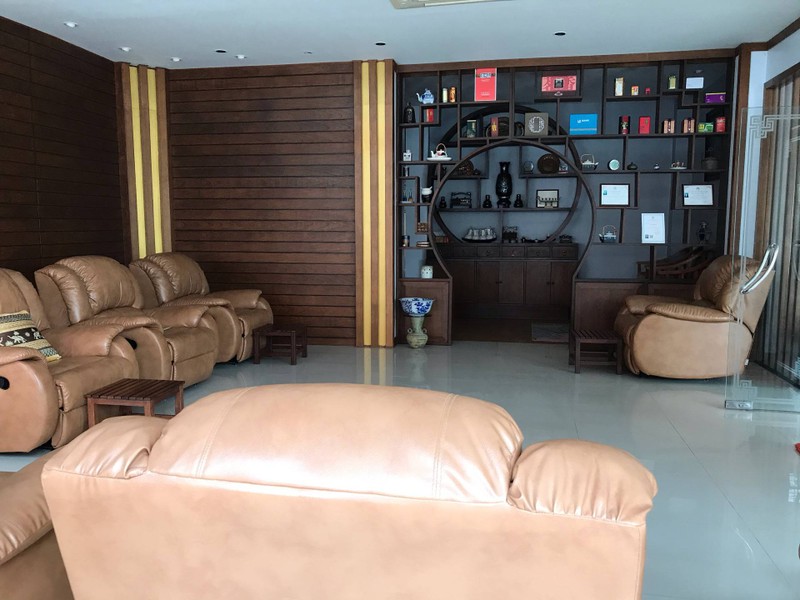 พื้นที่นวดเท้ากว้างมากๆเลยค่ะ. นวดเท้า200฿เอง ถูกมากอ่ะ ส่วนตัวชอบเก้าอี้นวดค่ะ 