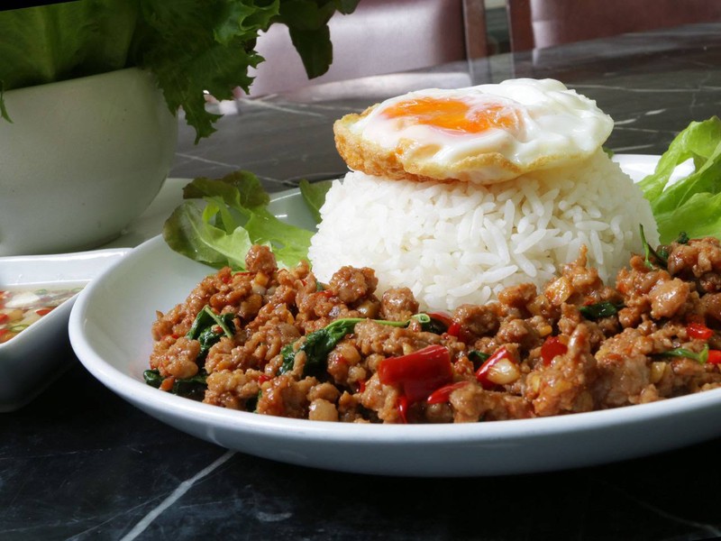 กะเพราหมูไข่ดาวราดข้าว