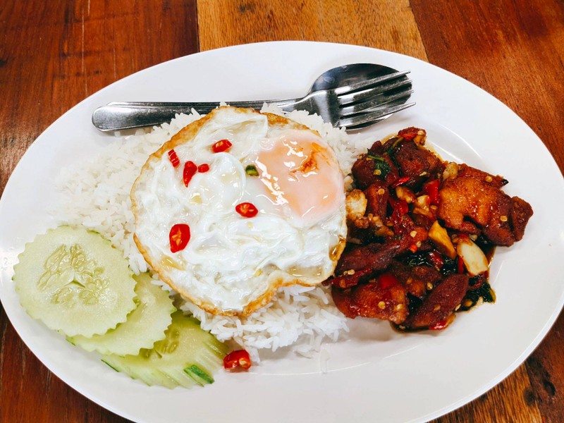 กระเพราหมูกรอบ+ไข่ดาว