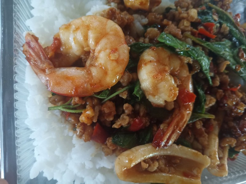 กระเพรา รสเด็ด หมู ไก่ เครื่องใน หมูกรอบ กุ้ง หมึก หรือ รวมมิตร