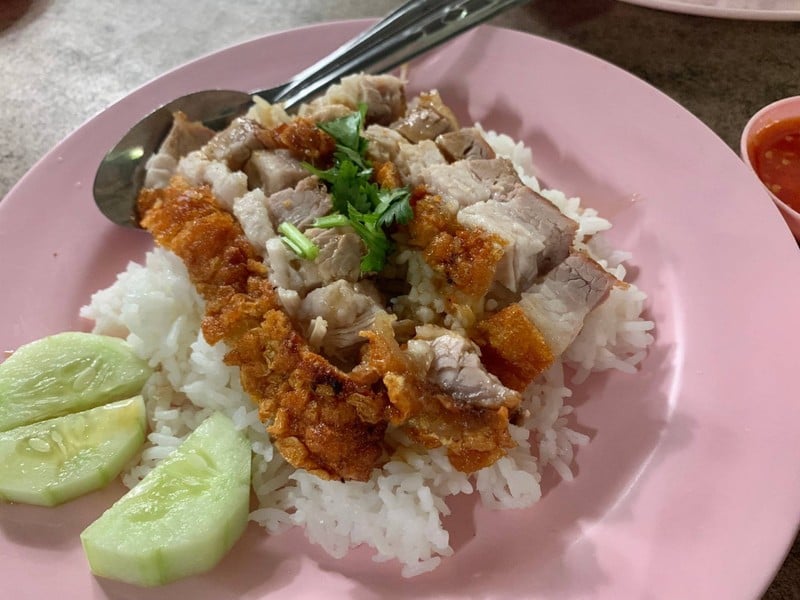 ตำนานหมูกรอบเจ้าเด็ด ที่ชาวขอนแก่นคุ้นเคยมานับ 10 ปี “ร้าน ข้าวหมูกรอบซอย 5” 🥰
