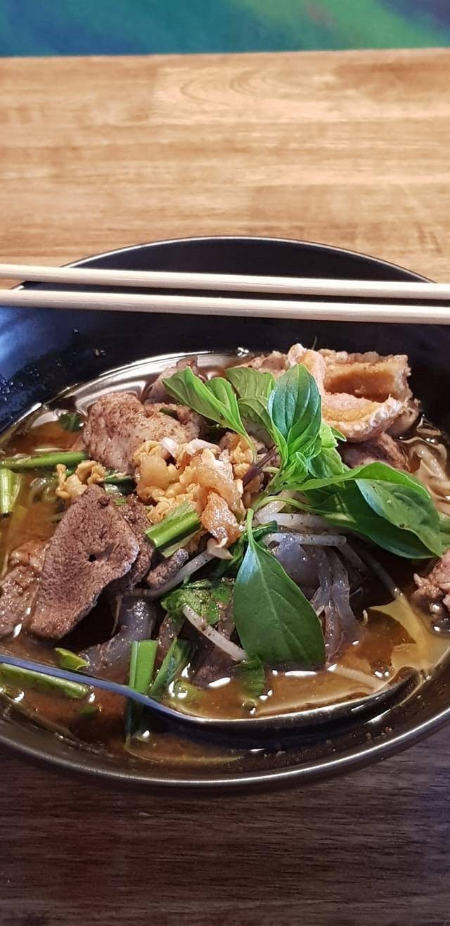 เมนูเด็ดของร้าน ก๋วยเตี๋ยวน้ำตก หมู / เนื้อ ชามละ 79 บาท