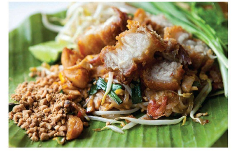 ผัดไทยหมูกรอบ