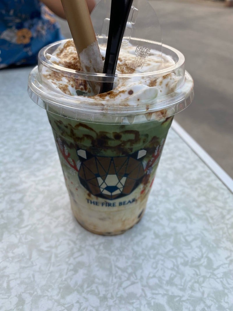 ชาเขียวมัจฉะ ใส่มุกพ่นไฟ คืออร่อยค่ะ ชอบครีมมูสมากค่ะ