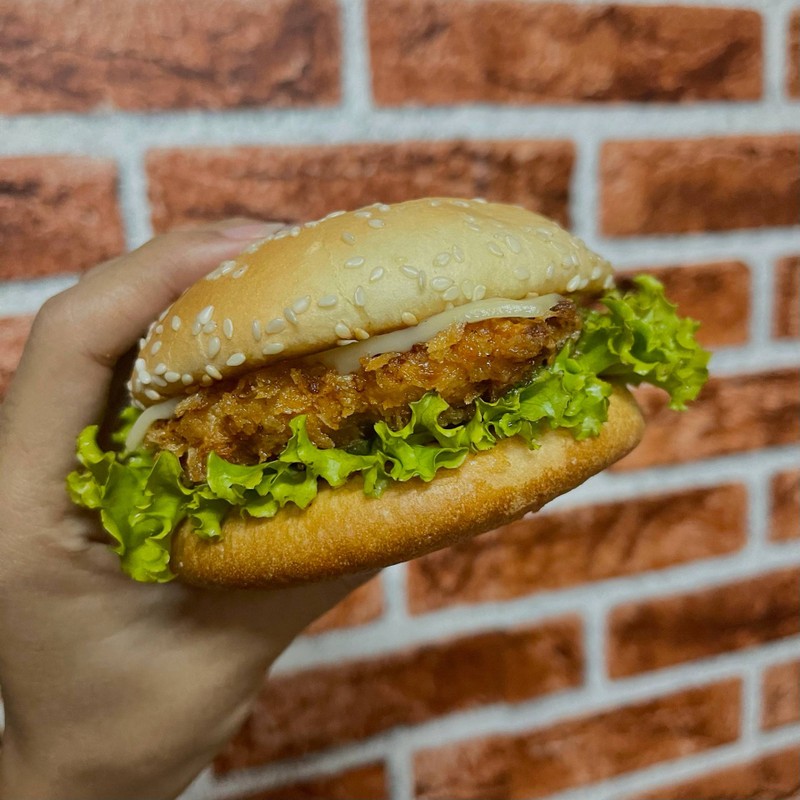 เบอร์เกอร์ไก่ทอด กรอบๆเลย ร้านทำสดใหม่ร้อนๆเชียว