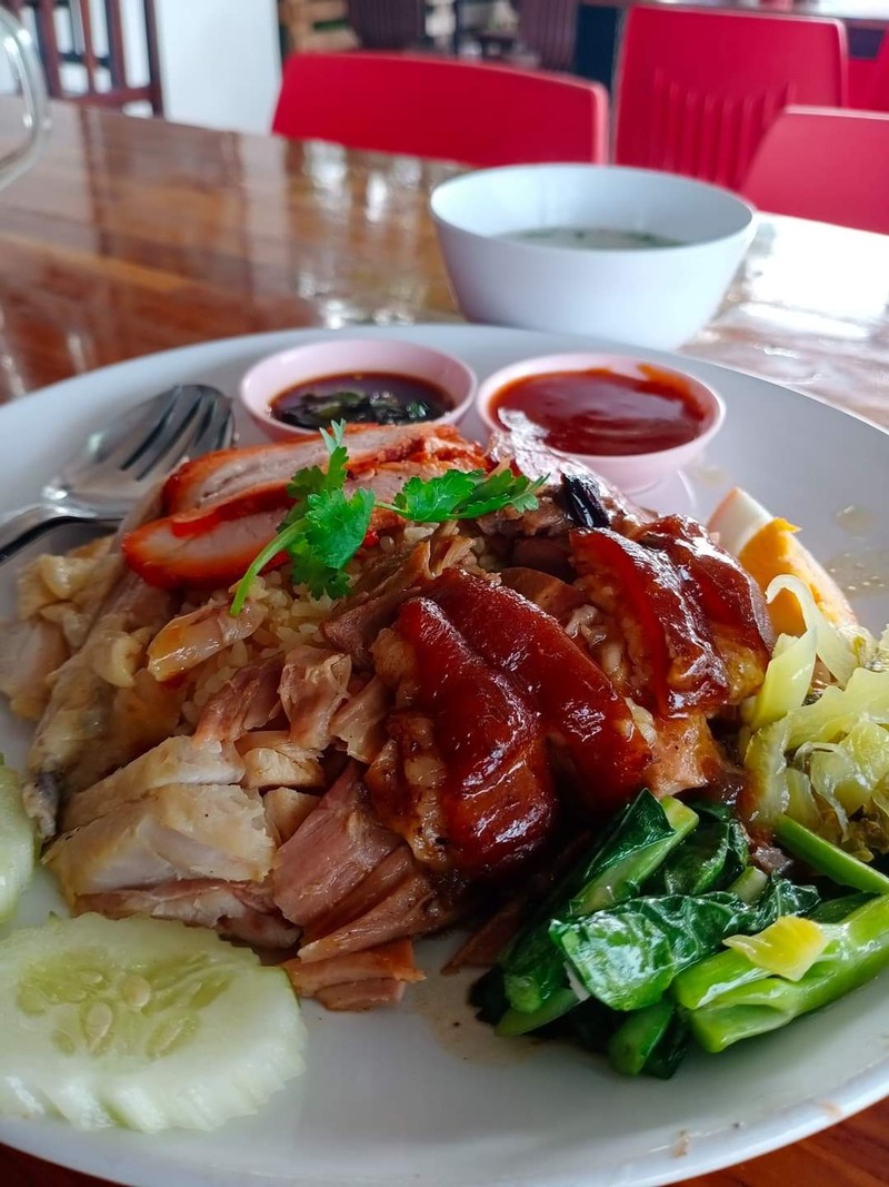 เนื้อหมูตุ๋นนุ่มๆ เนื้อไก่นิ่มๆหอมสมุนไพร