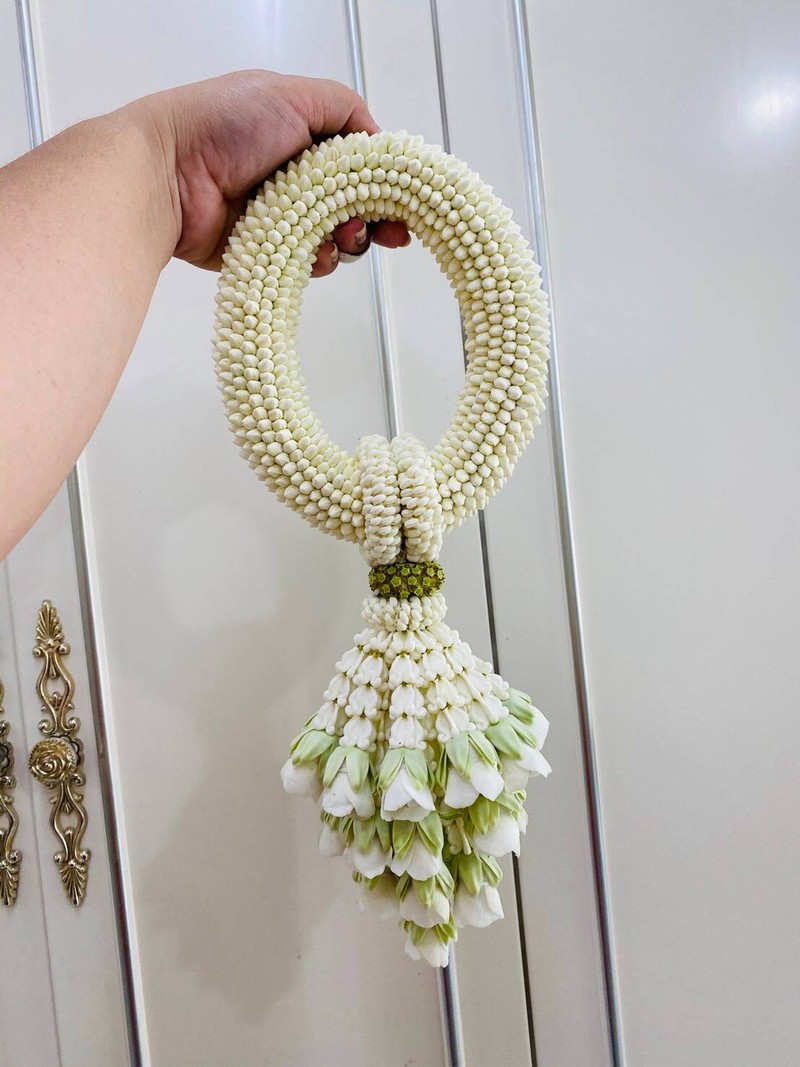 พวงมาลัยข้อพระกรสีขาว 