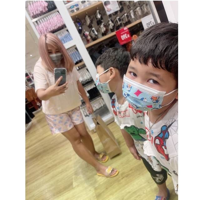 เปนคนหวานๆ สีผมยังหวานเจี๊ยบ ตัดผมทรงนี้หน้าแอ๊บแบ๊วเด็กไปอีกกก ทำกี่สี กี่รอบ ก