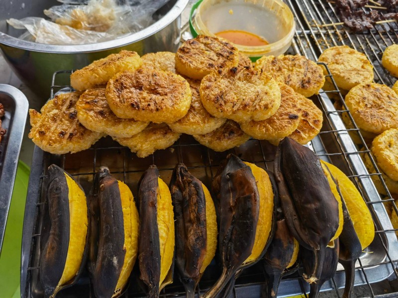 เป็นข้าวจี่ที่รสชาติกำลังดี ไม่เค็ม ไม่จืด มีรสชาติที่หอมกินแล้วอร่อยมาก