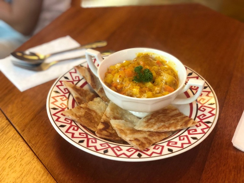 ข้นดี แป้งโรตีกรอบๆ อุ่นๆ ถ้าเอาไก่เพิ่มชิ้นละ 15บาท