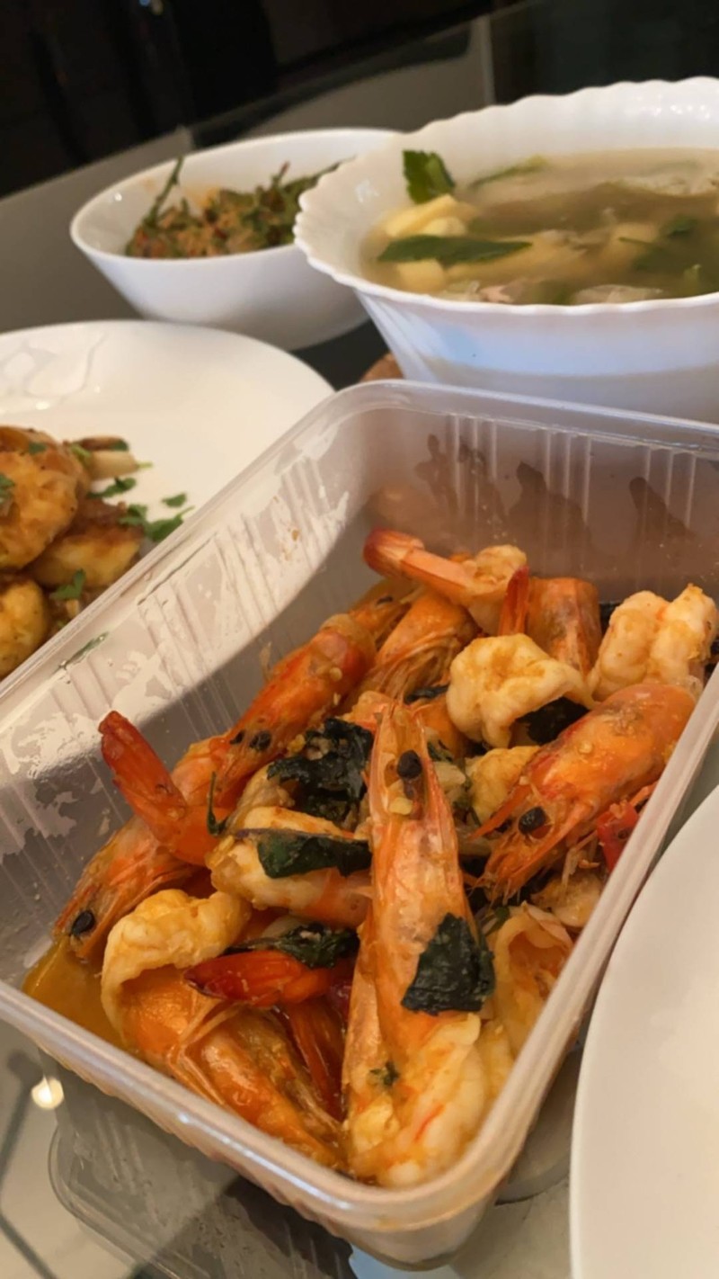 ผัดกระเพรากุ้ง 