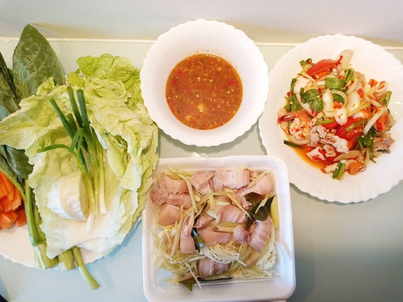 เมี่ยงหมูสามชั้นและยำรวมมิตร