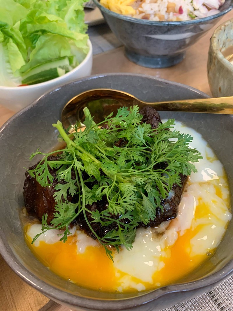 ใบพายพะโล้ผัดแห้งใส่ไข่ออนเซ็น