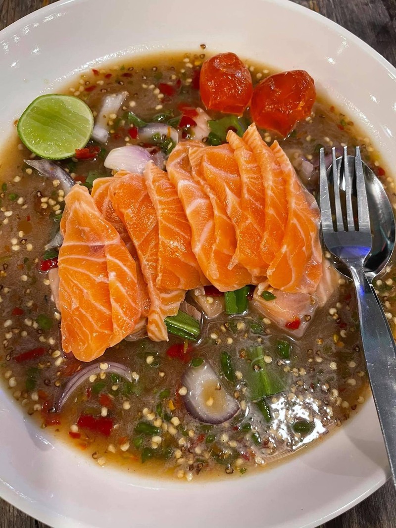 แซลม่อนสดมากๆ ปลาร้านัวๆ