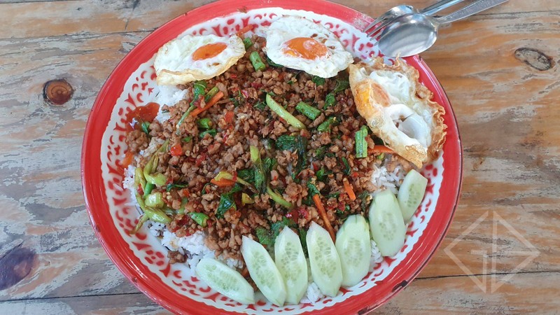 โคตรกระเพรา+ไข่ดาว 3 ฟอง (100 บาท)