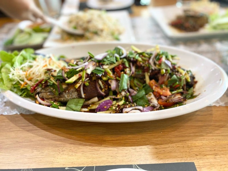 เนื้อปลาช่อนชิ้นๆ ที่เห็นเป็นการผสมหมูและกุ้ง มาแล้ว