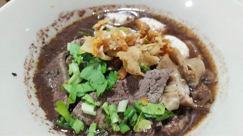 ก๋วยเตี๋ยวเรือหมู น้ำตก รสแซ่ป หอม สมุนไพร 