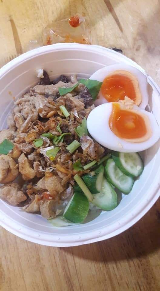 มีหมูด้วยนะครับ