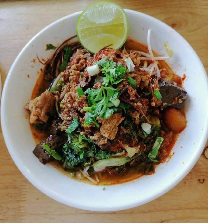 น้ำเงี้ยวรสชาติแบบดั้งเดิม ที่เพิ่มเติมคือเล้งชิ้นโตๆ