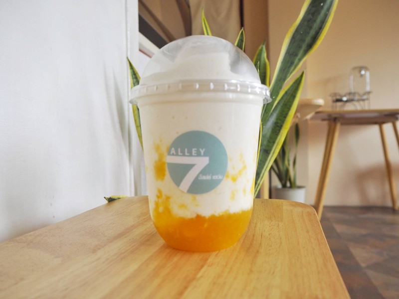 โยเกิร์ตปั่นหวานมัน (โยเกิร์ต​โฮมเมด)​ มาพร้อมกับซอสพีช ​ได้เนื้อพีชเน้นๆ