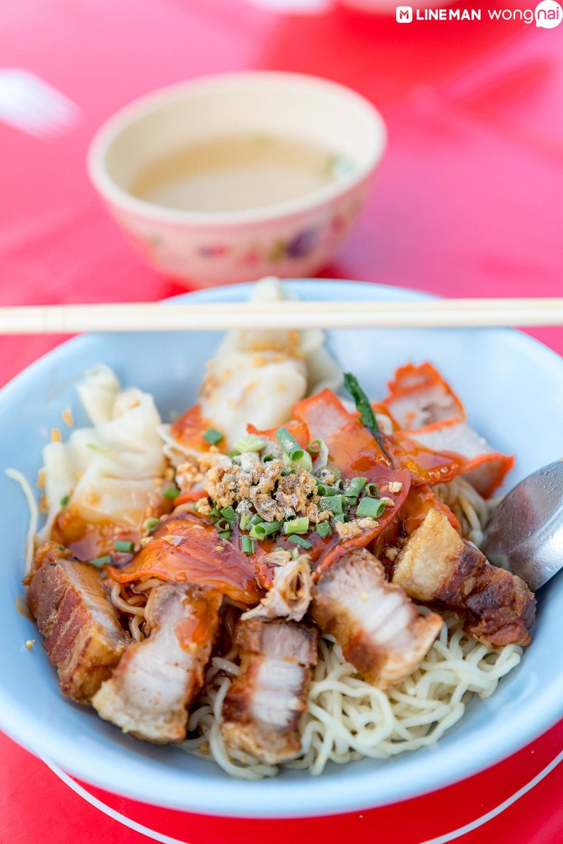 บะหมี่เกี๊ยวหมูแดง-หมูกรอบ