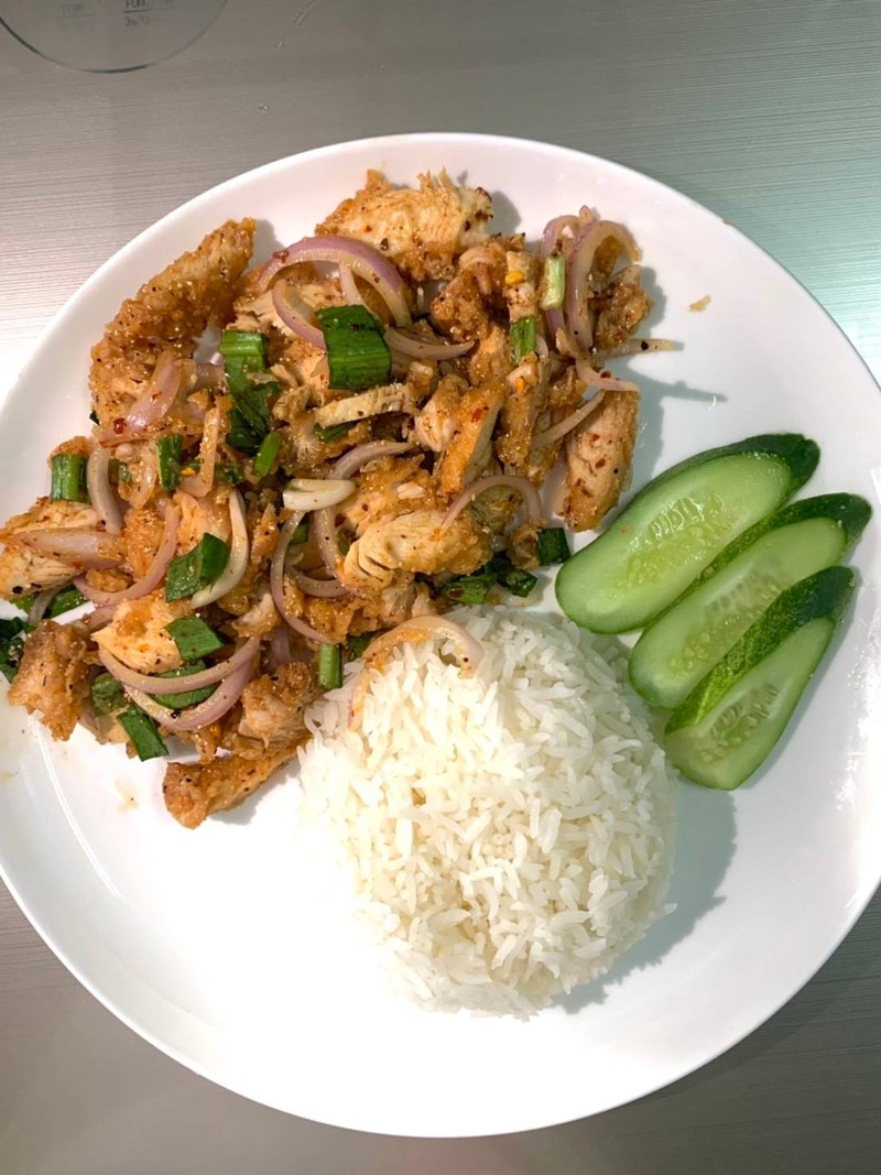 ข้าวยำไก่แซ่บ