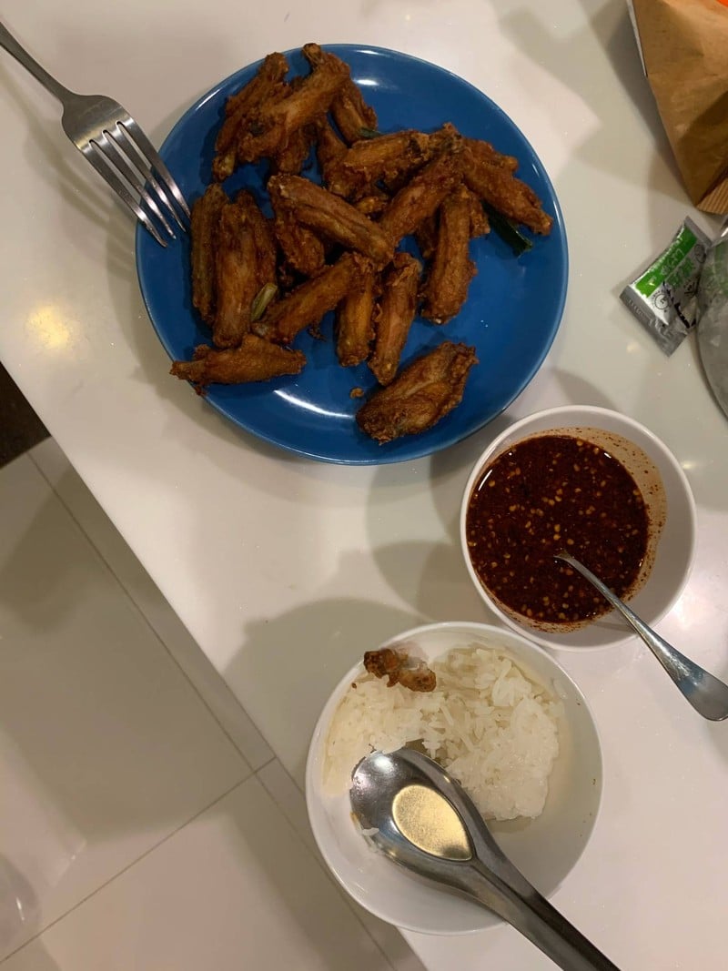 ปีกไก่หั่นครึ่ง ชิ้นเล็กๆ ขีดนึงมีประมาณ 7 ชิ้น กินกับข้าวเหนียวอิ่มพอดี 1 คน