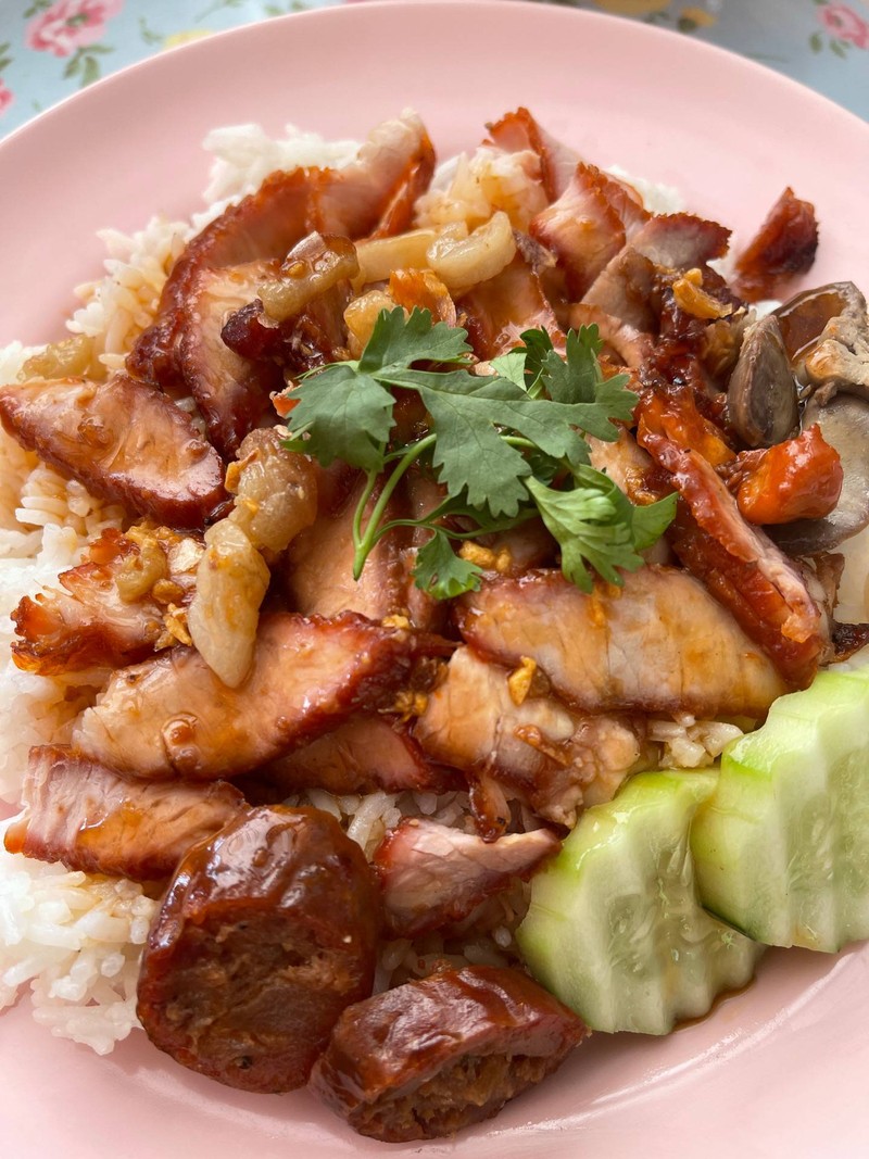 ข้าวหมูแดงย่างเตาถ่าน