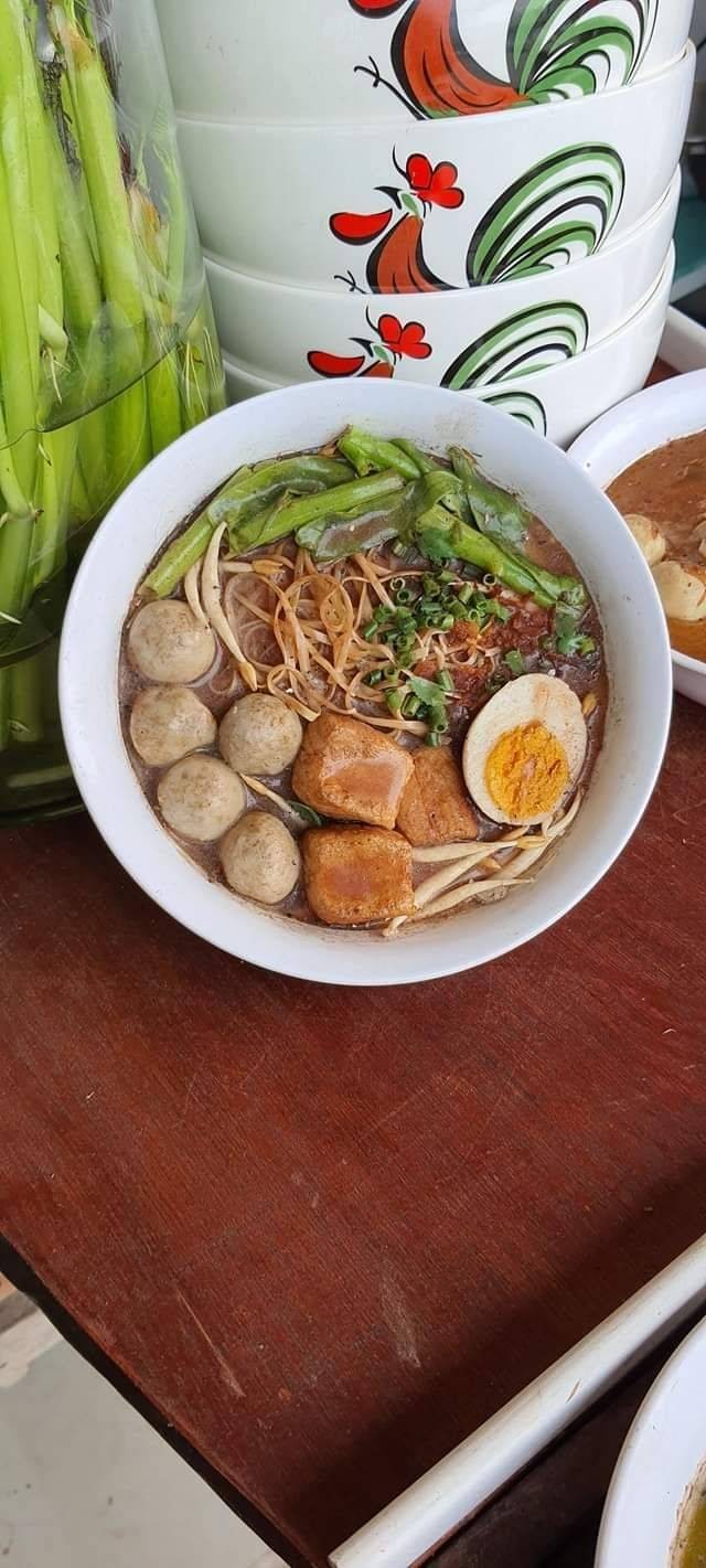 เป็นก๋วยเตี๋ยวหมูตุ๋นน้ำตกสูตรโบราณสะอาดอร่อยไม่ใส่ผงชูรสพร้อมใส่ไข่ยางมะตูม
