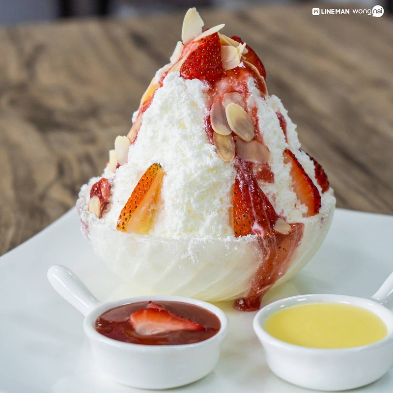  “Bingsu strawberry”  (185 บาท) ราดด้วยนมข้นสูตรคีโต หวานพอดี เอาใจสาว ๆ
