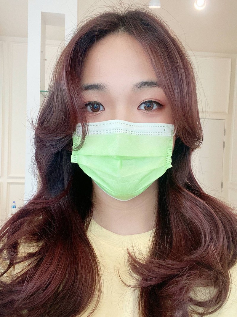 ตัดสไลด์ผมเป็นเลเยอร์ พร้อมกับตัดหน้าม้าให้รับกับรูปหน้า เสริมจุดเด่นคือเห็นหน้า